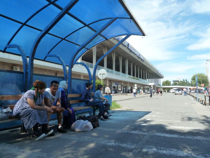 warten auf den Minibus am Airport Bishkek